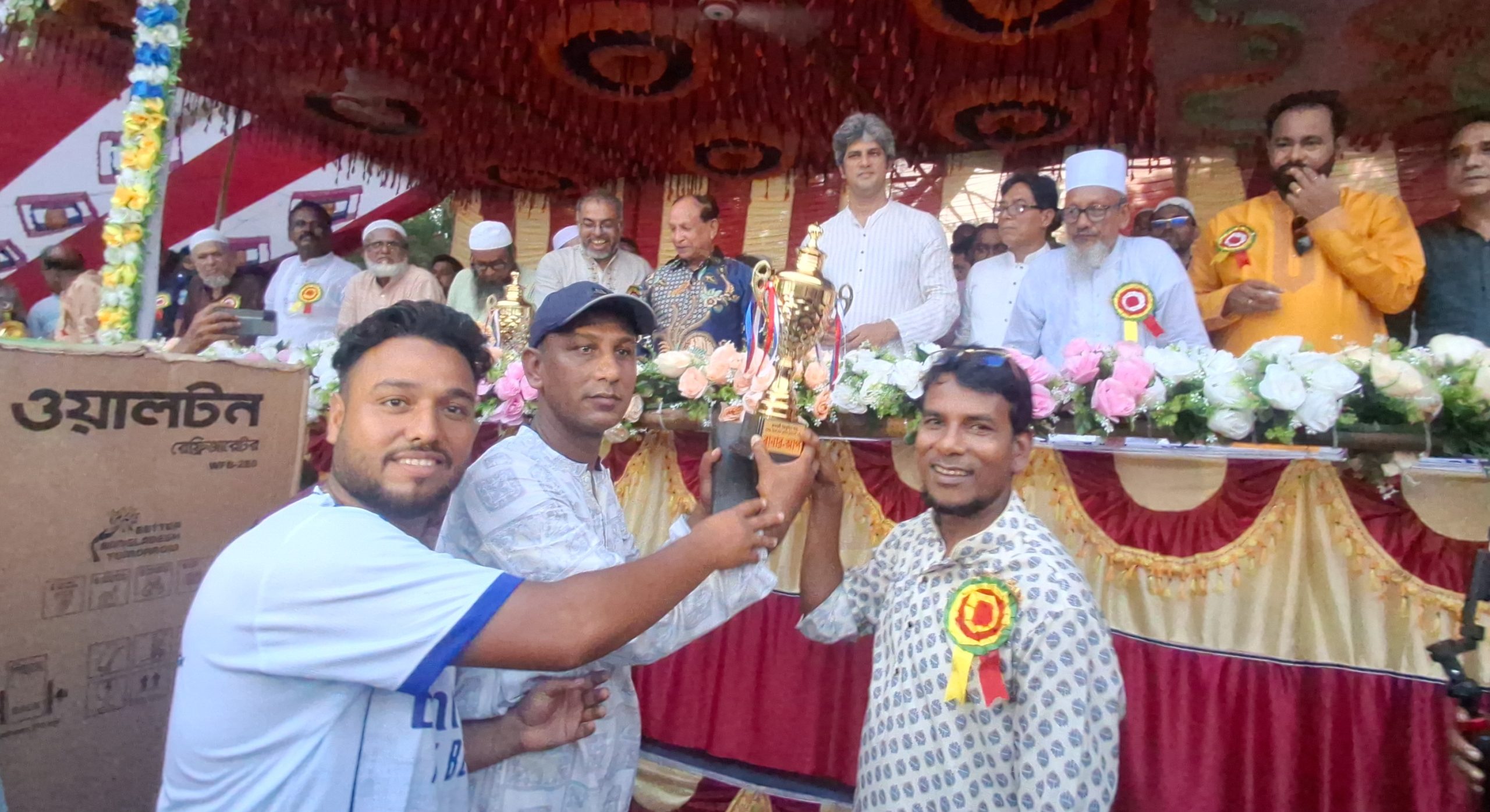 রূপসদী দক্ষিণপাড়ায় জৈনউদ্দীন শাহ মোটরসাইকেল-ফ্রিজ ফুটবল টুর্নামেন্টের ফাইনাল অনুষ্ঠিত