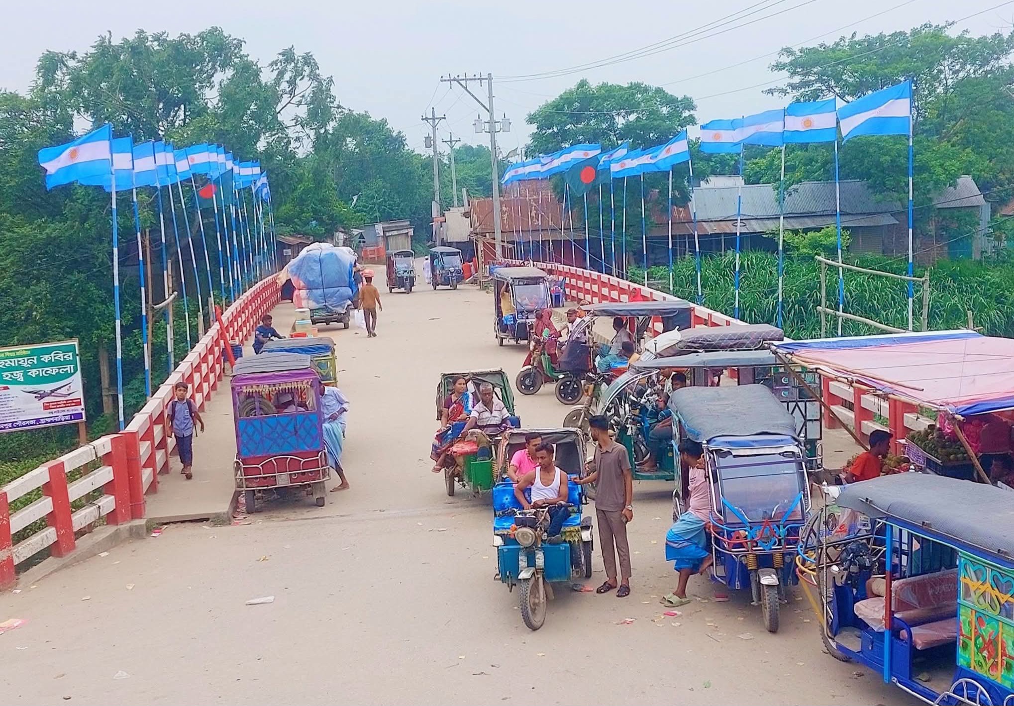 সোনারামপুর বাজার ব্রিজে আর্জেন্টিনা-বাংলাদেশের পতাকার সমারোহ, নজর কাড়ছে পথচারীদের