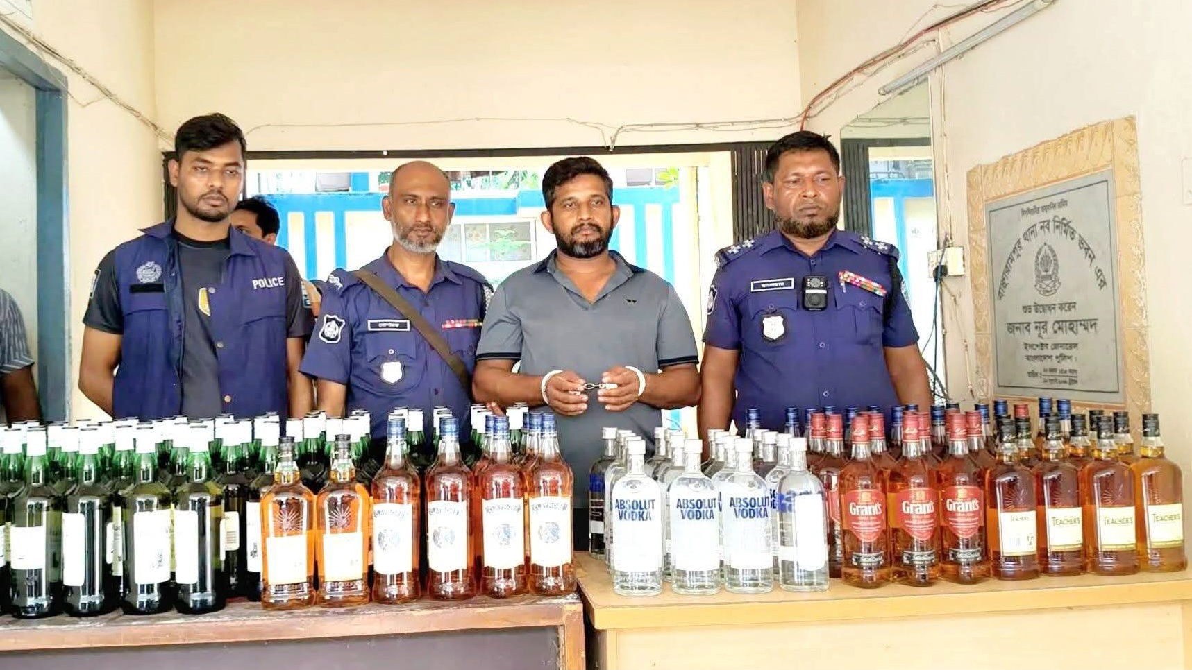 বাঞ্ছারামপুরে ১৩৬ বোতল বিদেশি মদসহ কোটি টাকার পাজেরো জব্দ, গ্রেপ্তার ১