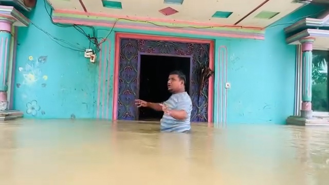 বন্যার পানিতে বিপর্যস্ত চকরিয়া, খাবার ও বিশুদ্ধ পানির সংকট