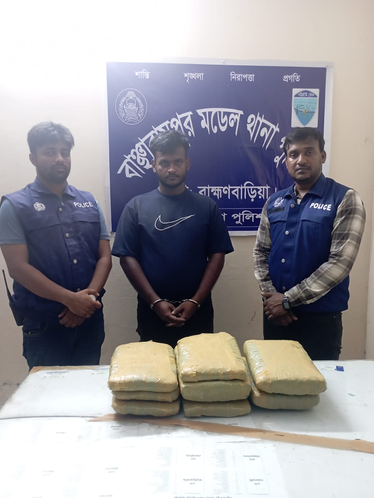 বাঞ্ছারামপুরে ১১ কেজি গাঁজাসহ প্রাইভেটকার উদ্ধার, মাদক কারবারি গ্রেপ্তার